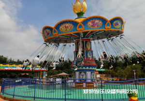五彩繽紛的大型游樂設(shè)備，颶風(fēng)飛椅！